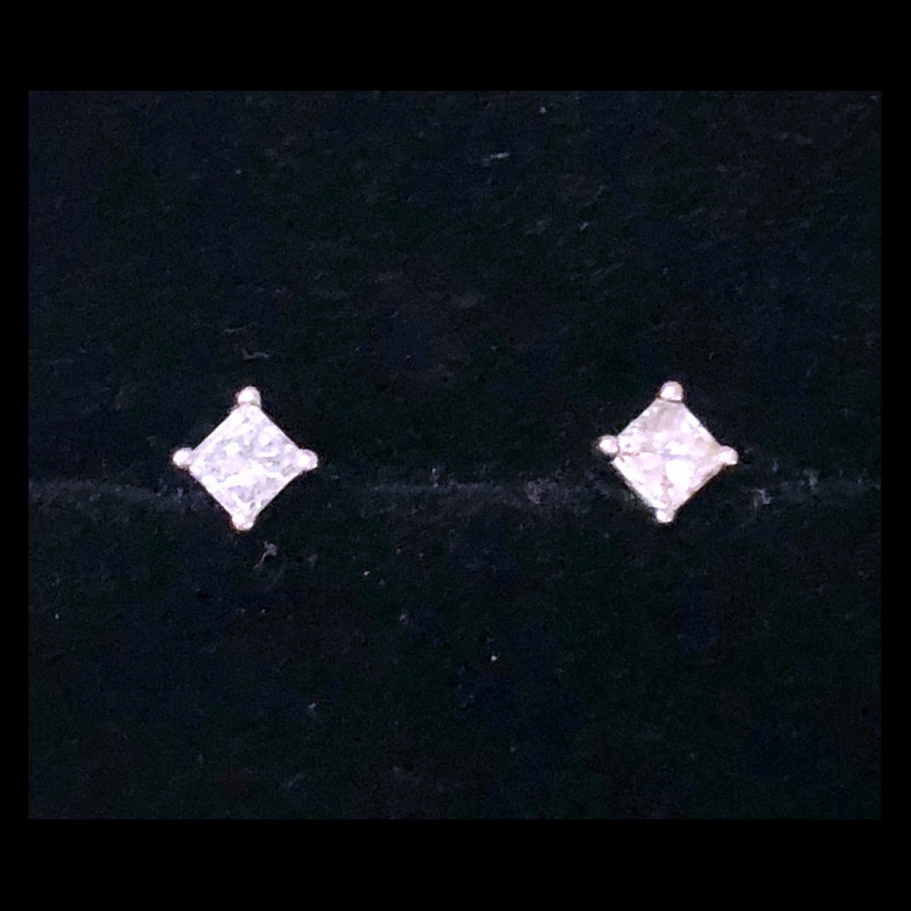 14K White Gold Diamond stud earrings